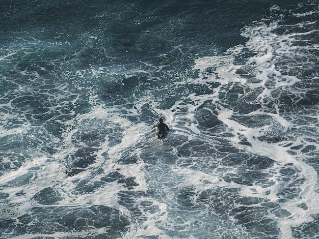 Surfer die een golf vangt aan de noordkust van Tenerife