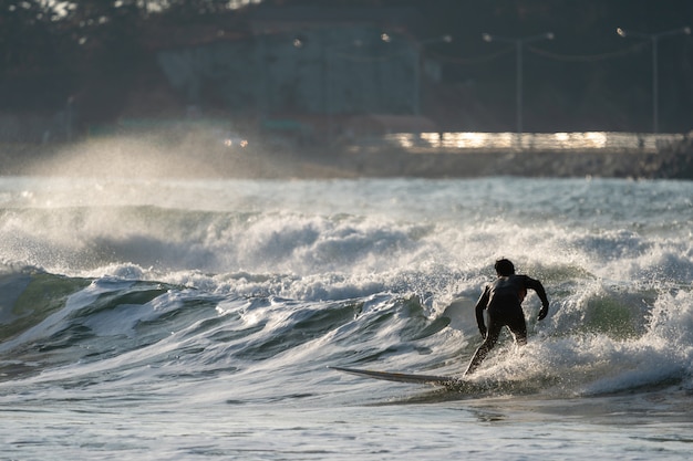 Surfer die van de grote golven geniet