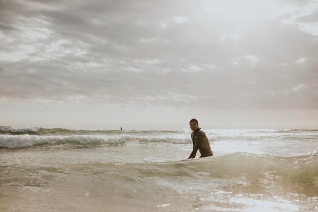 Surfer drijvend op de surfplank