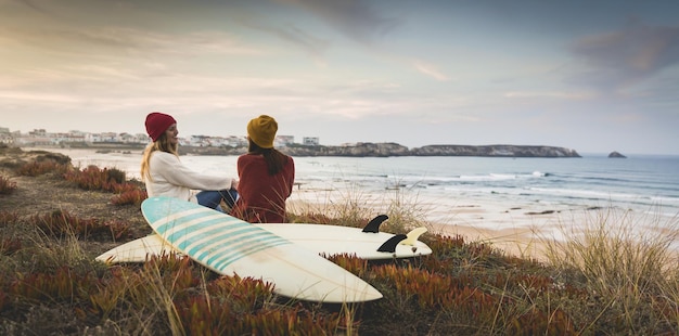 Photo surfer girls at the beach