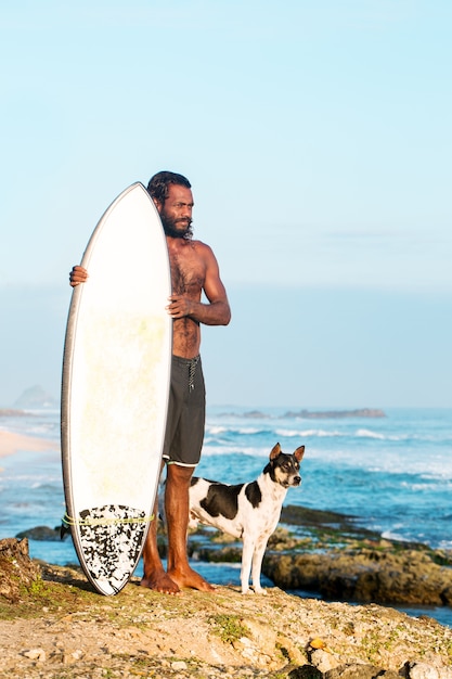 Surfer met een surfplank in de buurt van de oceaan