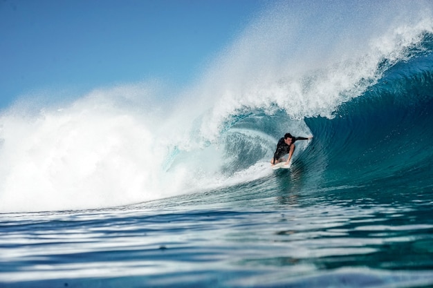 Foto surfer op big blue beautiful wave