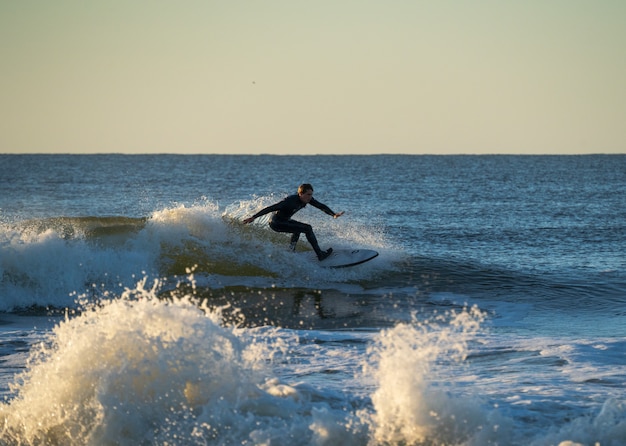 surfer op een golf