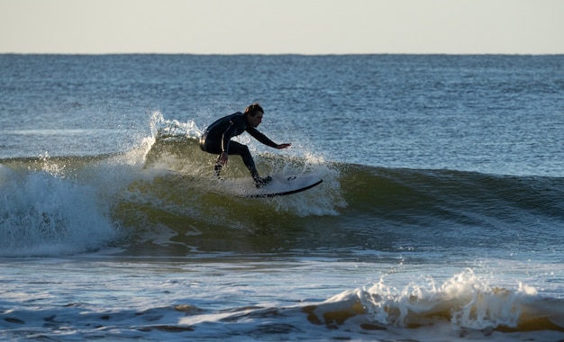 Foto surfer op een golf