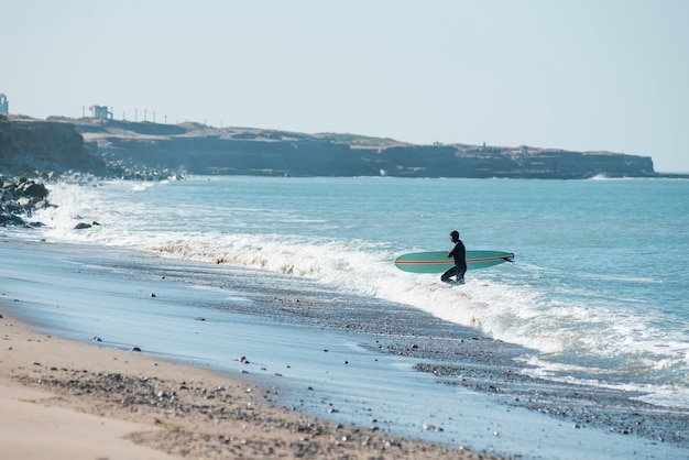 surfer op het strand