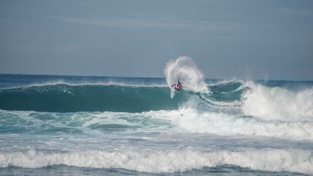 Foto surfista in mare contro il cielo