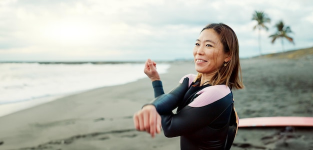 Surfer strand en vrouw met zomer strekken en vakantie met ontsnapping reis workout en training Persoon Japan en meisje met oceaan golven en oefening met opwarmen avontuur en wellness