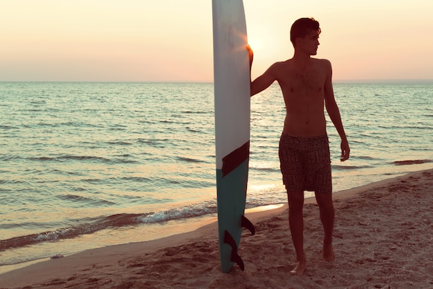 Un surfista al tramonto.