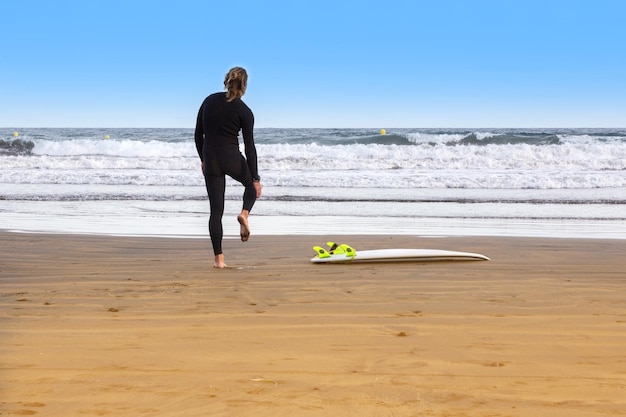 Surfista in fase di riscaldamento sulla spiaggia isola di tenerifespagna