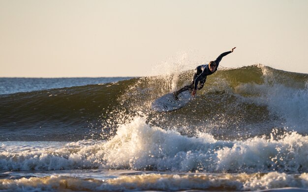 Foto surfista su un'onda