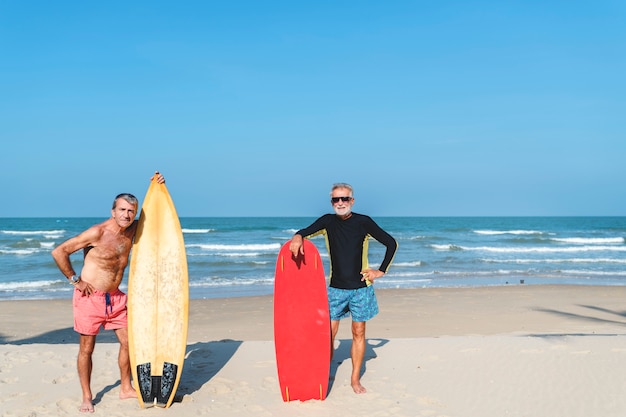 Surfisti su una bella spiaggia