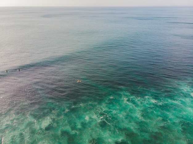 Surfers op de golven in de oceaan, bovenaanzicht.