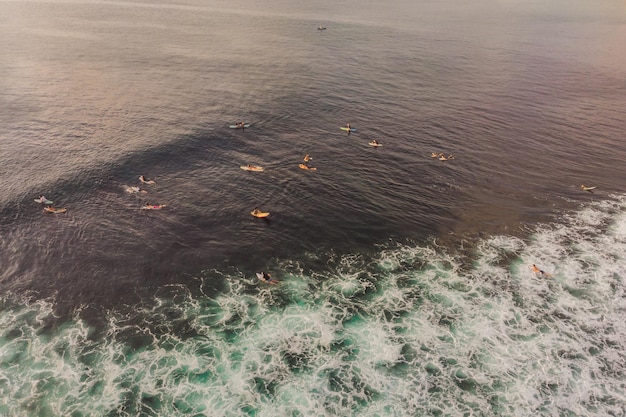 Surfers op de golven in de oceaan, bovenaanzicht.