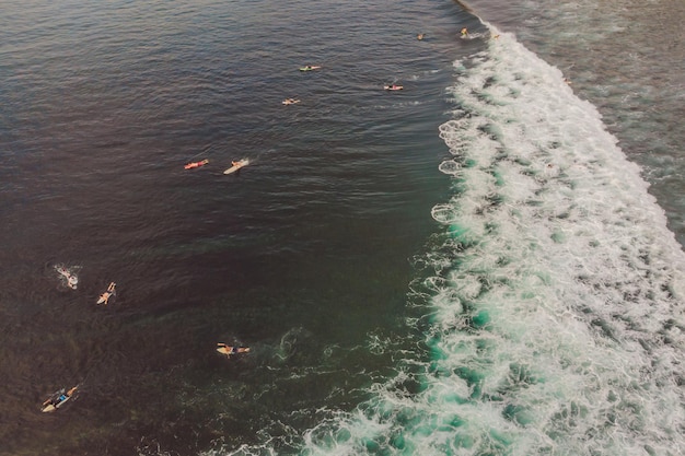 Surfers op de golven in de oceaan, bovenaanzicht.