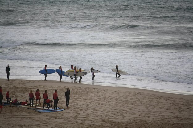 Foto surfers op het strand