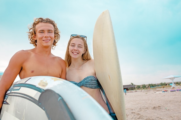 Surfers op het strand