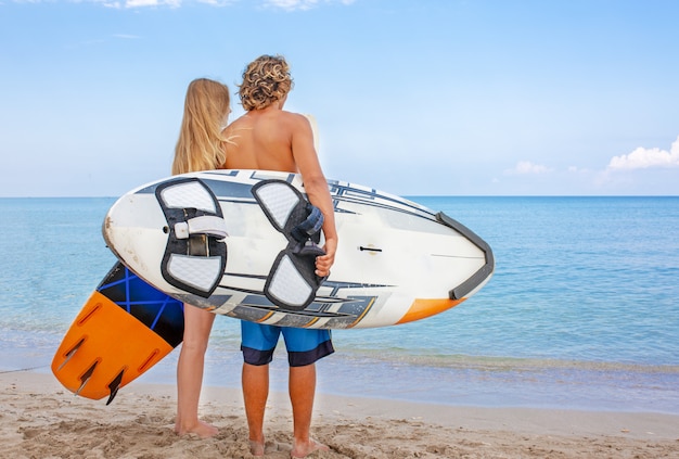 Surfers op het strand