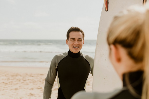 Foto surfers praten op het strand