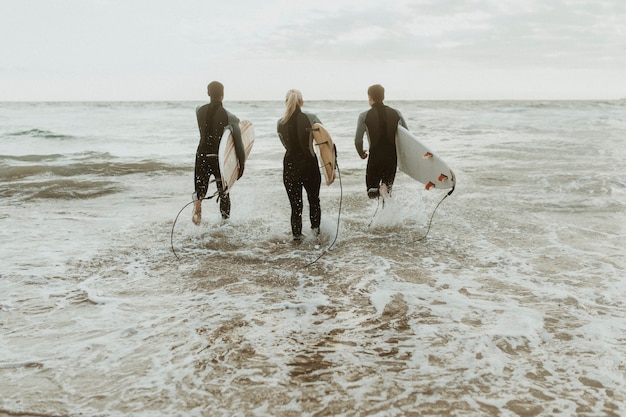 Surfers rennen naar de zee