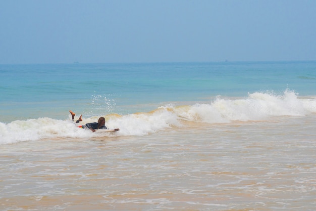 サーファーは海の波に乗る。
