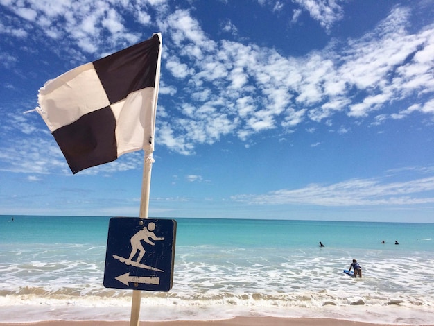 Photo surfing sign and flag at beach