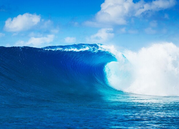 Photo surfing waves and ocean background