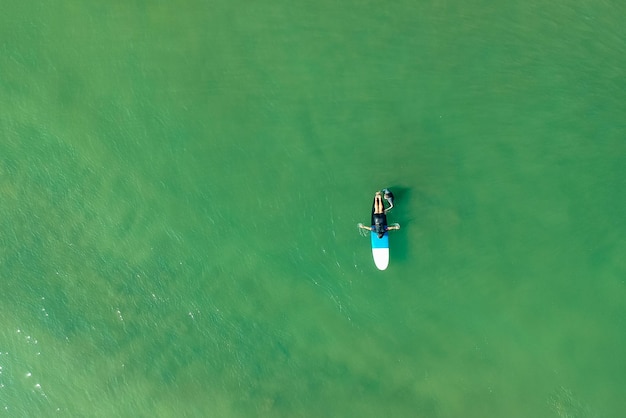 Surfinstructeur en vrouw die extreme watersporten leren in Goa