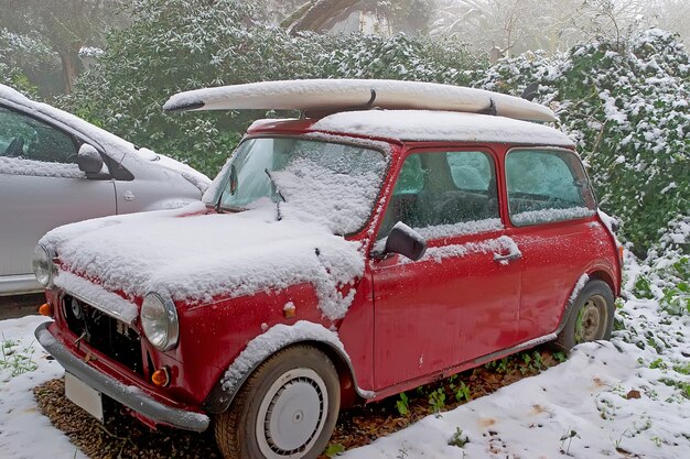 Surfplank op een autodak bedekt met sneeuw