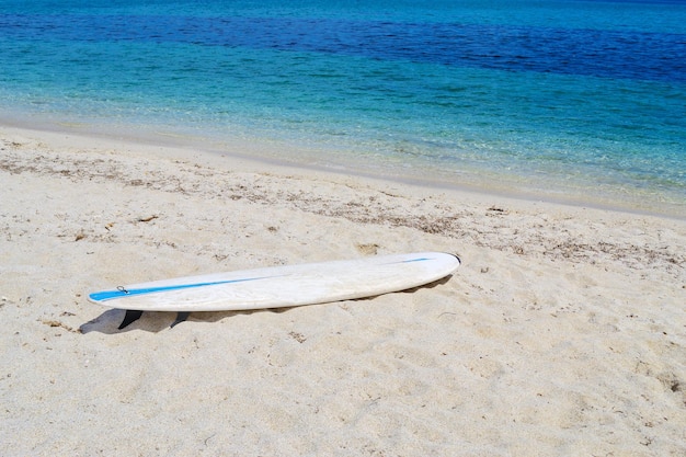 Surfplank op een wit strand aan de kust