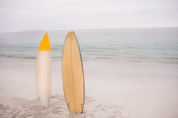 Surfplank twee die zich in zand bevindt