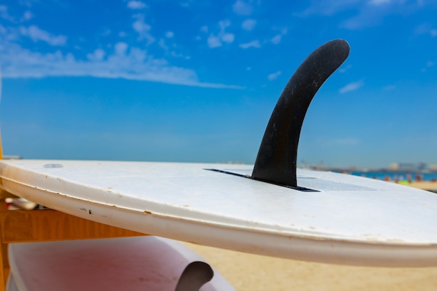 Foto surfplanken gestapeld op het rek op een strand