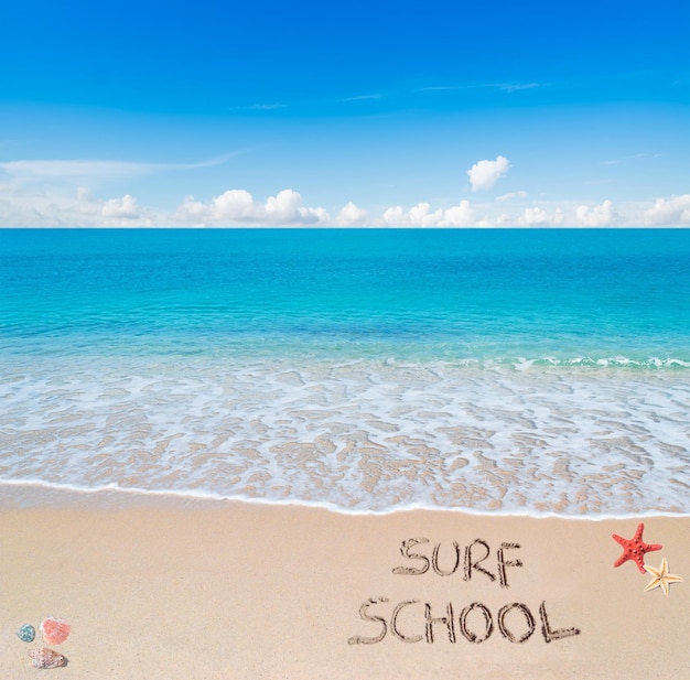 Surfschool geschreven op een tropisch strand