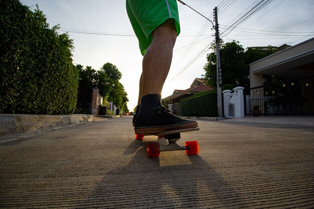 村の通りで遊ぶ若者のための新しい通常のサーフスケートボードの新しい活動。運動のための屋外エクストリームスポーツ。