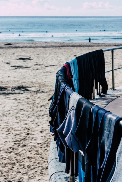 Surfwetsuits drogen op het strand in Portugal