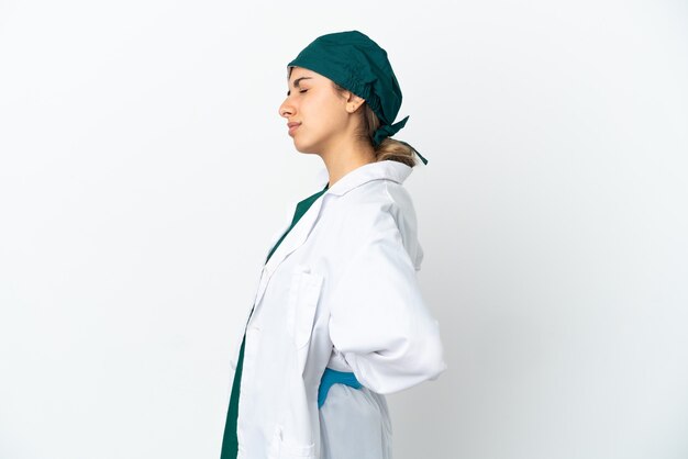 사진 노력을 한 데 대한 요통으로 고통 흰색 배경에 고립 된 외과 의사 백인 여자