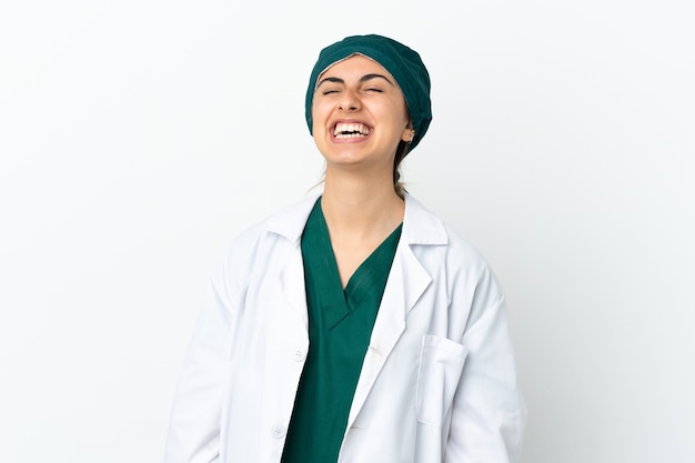 笑っている白い背景で隔離外科医白人女性