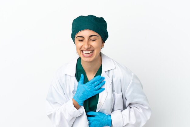 Кавказская женщина хирурга изолирована на белом фоне много улыбается
