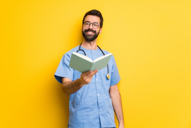 Chirurgo medico uomo in possesso di un libro e darlo a qualcuno