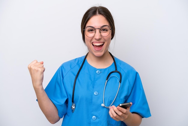 Foto chirurgo medico donna in possesso di strumenti isolati su sfondo bianco sorpreso e l'invio di un messaggio