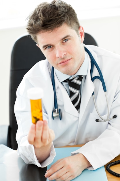 Хирург держит таблетки в своем кабинете