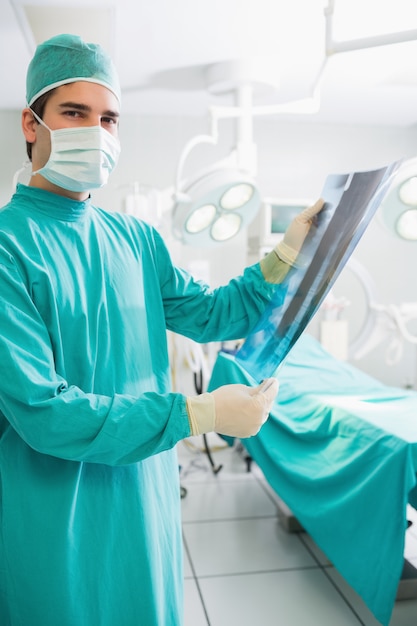 Surgeon holding a Xray