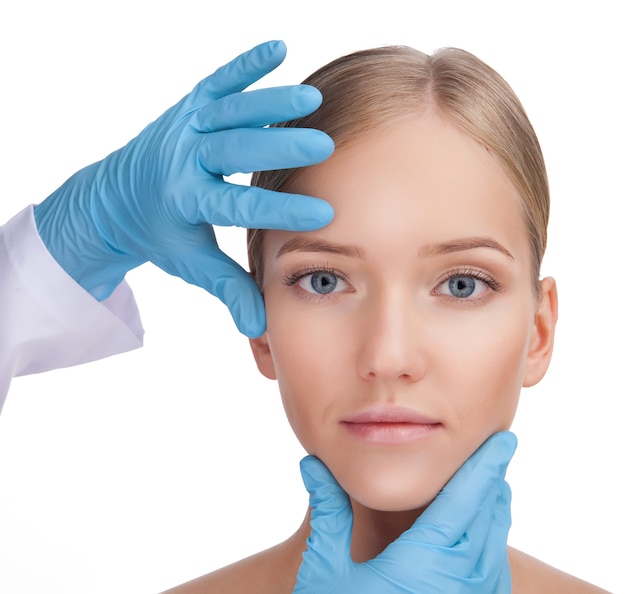 사진 손, 근접 촬영으로 아름다운 여자의 얼굴을 만지고 파란색 장갑 외과 의사