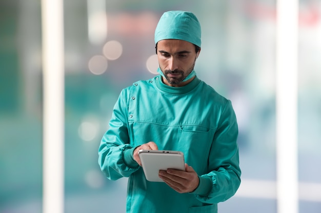 Surgeon using a digital tablet