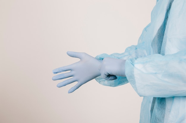 Photo surgeon wearing gloves