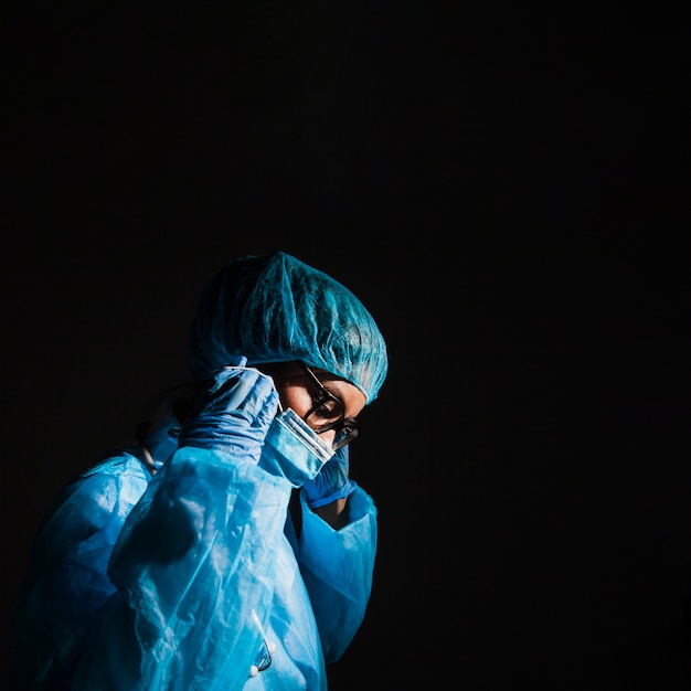 Maschera che porta la maschera in sala operatoria