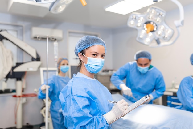Хирург пишет на бумаге в операционной анестезиолог пишет обновления