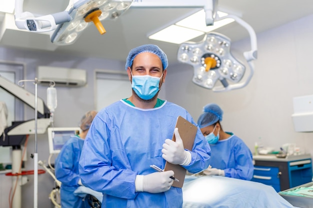 Photo surgeon writing on clipboard in operation room anaesthesiologist writing the updates