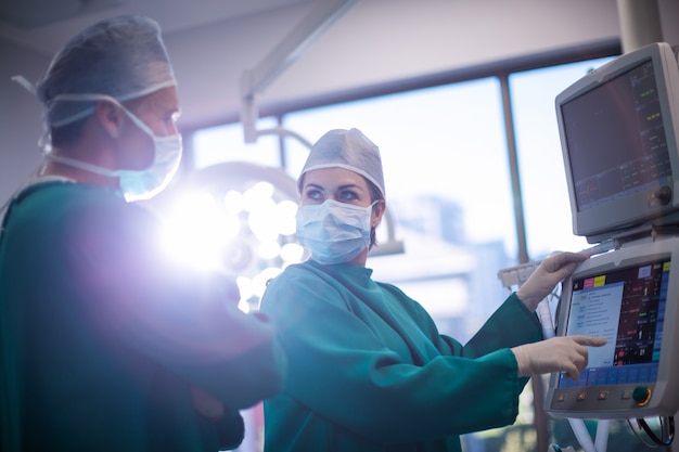 Хирурги обсуждают на мониторе в операционной комнате