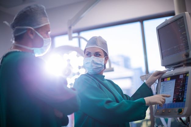 Surgeons discussing over monitor in operation room