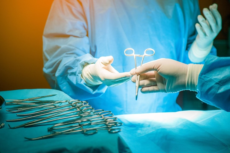 Photo surgeons doing surgery in operating room